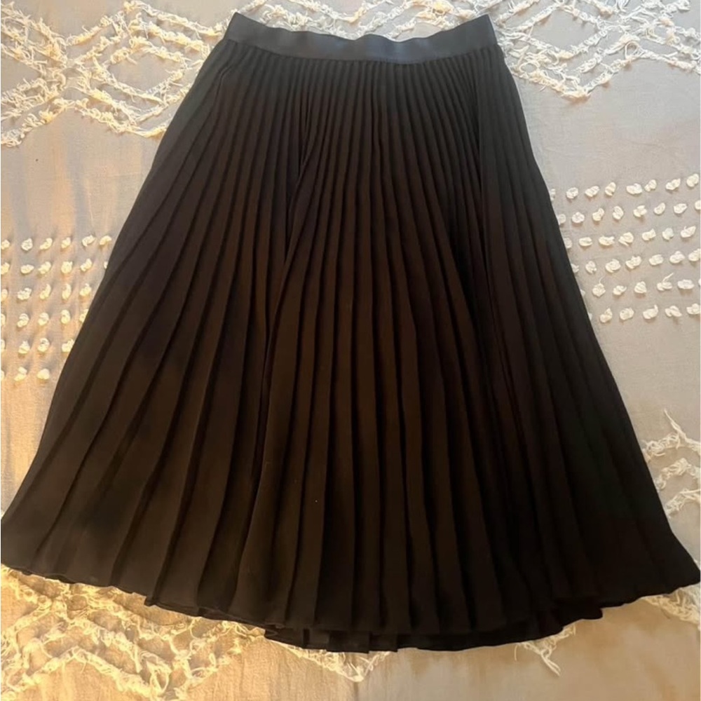 Midi Express pleated black skirt